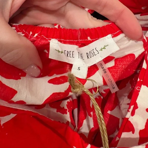 NWT Red and White Floral Puff Sleeve Top with Cutout Back Size Small - Picture 4 of 8